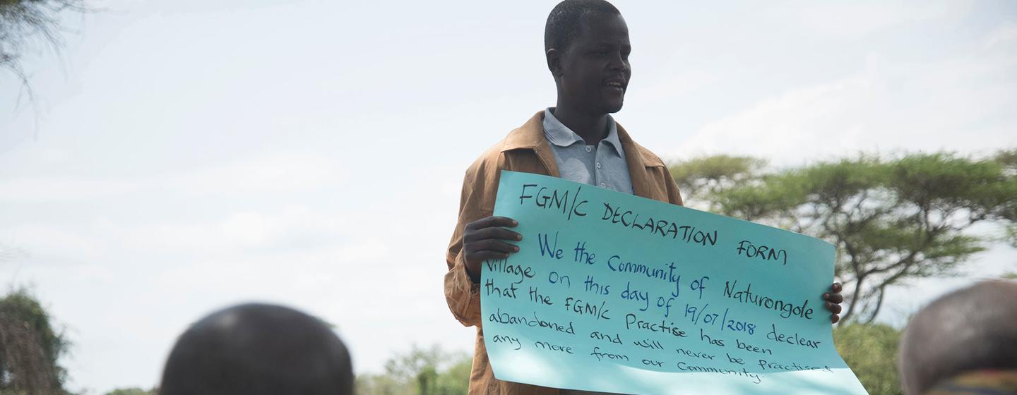 Des hommes et des garçons se joignent à l'effort de plaidoyer contre les mutilations génitales féminines (MGF) en Ouganda.
