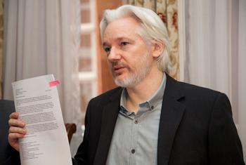 Julian Assange s'adresse aux médias lors d'une conférence de presse à Londres, au Royaume-Uni.
