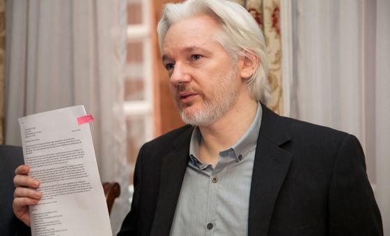 Julian Assange s'adresse aux médias lors d'une conférence de presse à Londres, au Royaume-Uni.