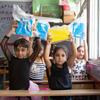Los niños palestinos reciben artículos de papelería en una escuela de UNRWA en el sur de Líbano.