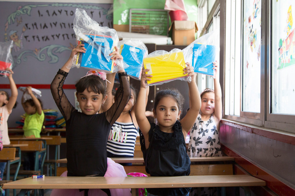 Des enfants palestiniens reçoivent des articles de papeterie dans une école de l'UNRWA au sud du Liban.