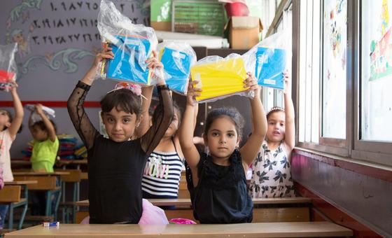 Los niños palestinos reciben artículos de papelería en una escuela de UNRWA en el sur de Líbano.