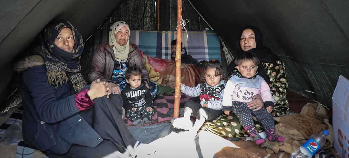 在2023 年叙利亚地震中流离失所的家庭。（资料图片）