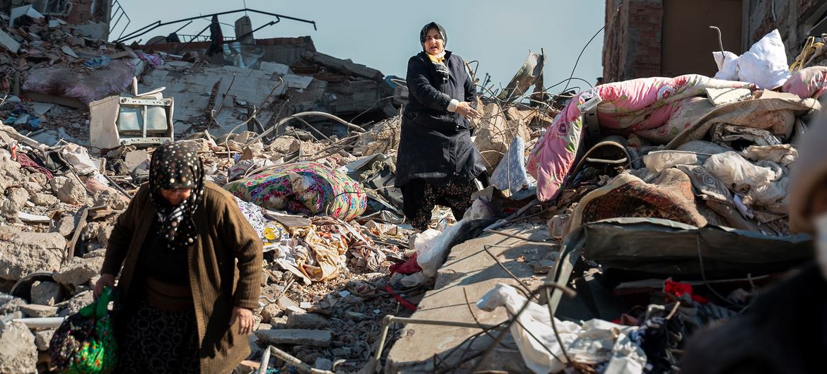 Mujeres buscan sus pertenencias tras el terremoto de 2023 en Turquía. (archivo)