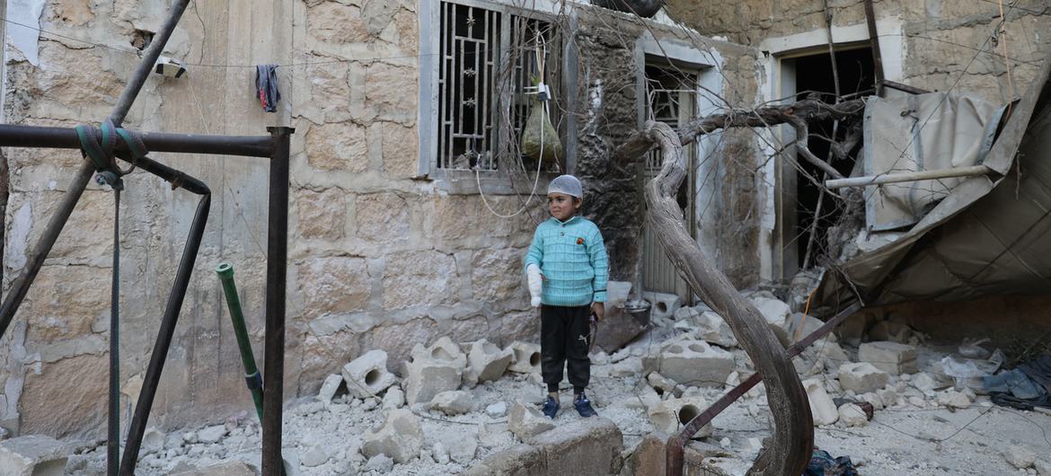 一名儿童站在自家房屋的废墟中，他的家在叙利亚2023年的强震中被毁。（资料图）