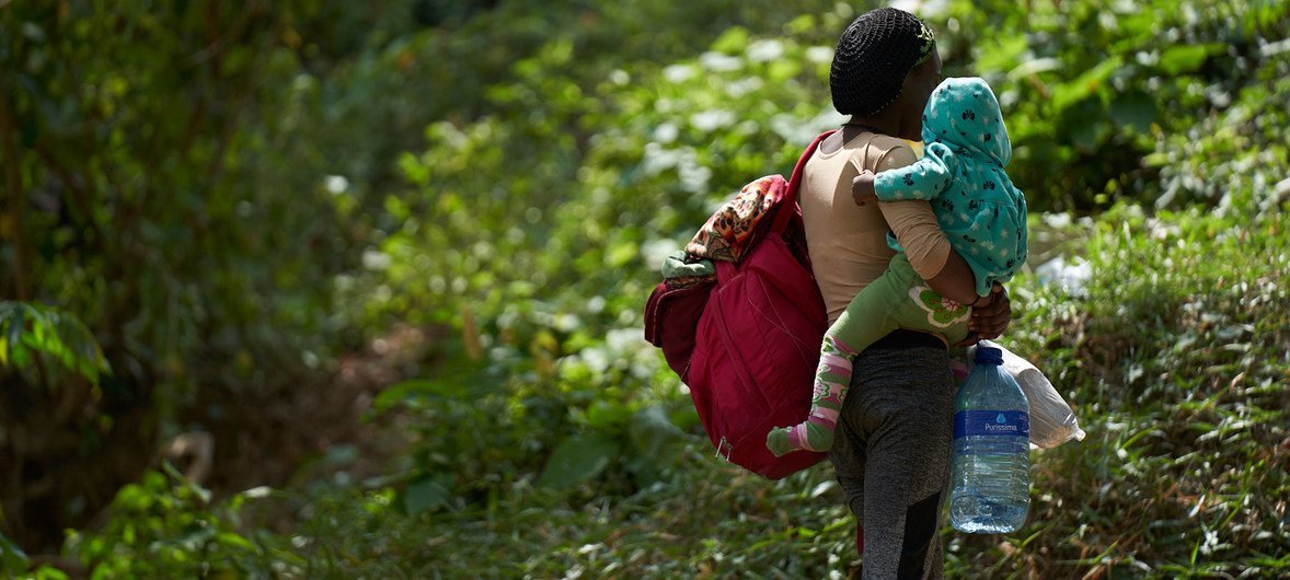 Uma jovem mãe de Serra Leoa e seu bebê chegam a um abrigo para migrantes em La Peñita, Darien, Panamá