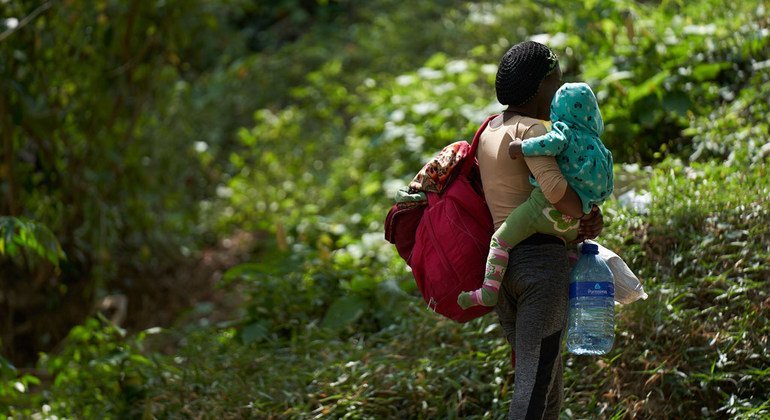 Uma jovem mãe de Serra Leoa e seu bebê chegam a um abrigo para migrantes em La Peñita, Darien, Panamá.