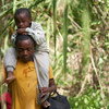 Romeu Mauricio et Jetfro, son fils de trois ans, traversent le Darien, qui sépare la Colombie et le Panama.