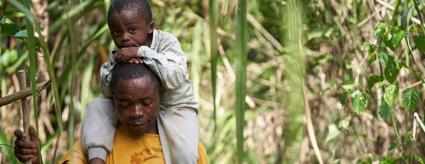 Romeu Mauricio et Jetfro, son fils de trois ans, traversent le Darien, qui sépare la Colombie et le Panama.