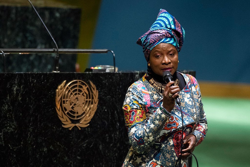 Balozi Mwema wa UNICEF na mshindi wa Tuzo za Grammy Angélique Kidjo akitumbuiza kwenye maadhimisho ya Umoja wa Mataifa ya Siku ya Kimataifa ya Wanawake mwaka 2020. (Maktaba) Balozi Mwema wa UNICEF na mshindi wa Tuzo za Grammy Angélique Kidjo akitumbuiza kwenye maadhimisho ya Umoja wa Mataifa ya Siku ya Kimataifa ya Wanawake mwaka 2020. (Maktaba)