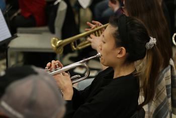 Una trompetista de la Orquesta Sinfónica de la ONU ensaya para el concierto Mujeres globales en la música.