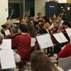 La Orquesta Sinfónica de la ONU ensaya para el concierto Mujeres globales en la música.