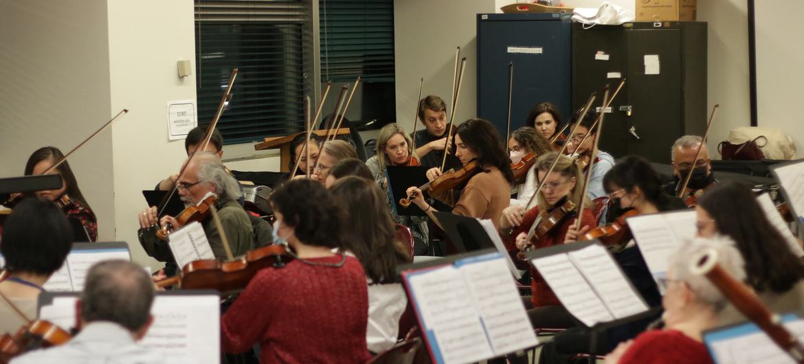 La Orquesta Sinfónica de la ONU ensaya para el concierto Mujeres globales en la música.
