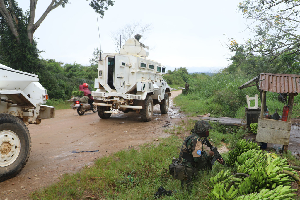 Des Casques bleus de l'ONU servant avec la patrouille de la MONUSCO près de la ville de Beni, au Nord-Kivu, en République démocratique du Congo.