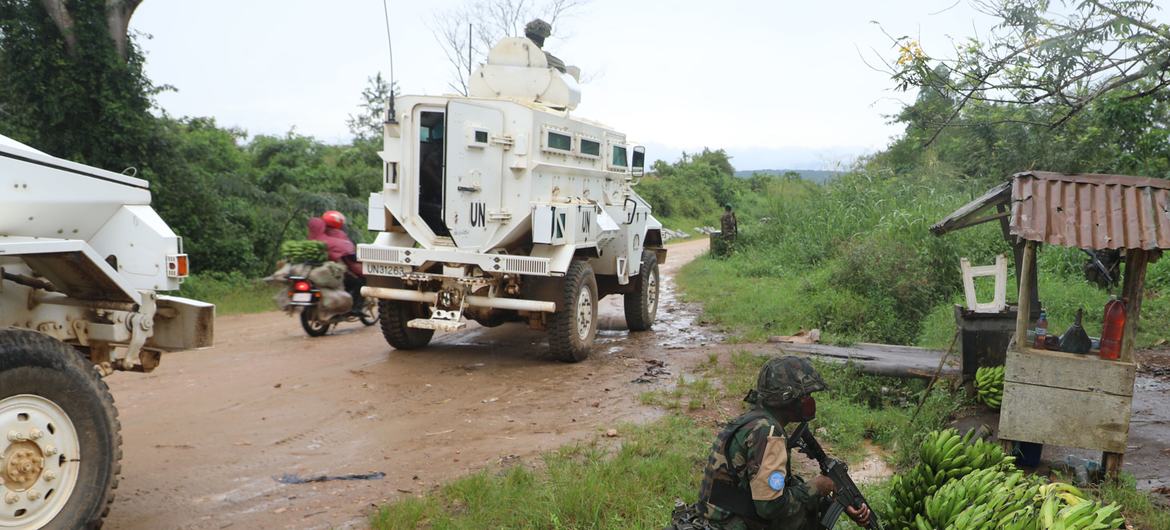 Forças de paz da ONU servindo com a Monusco patrulham perto da cidade de Beni, em Kivu do Norte, República Democrática do Congo