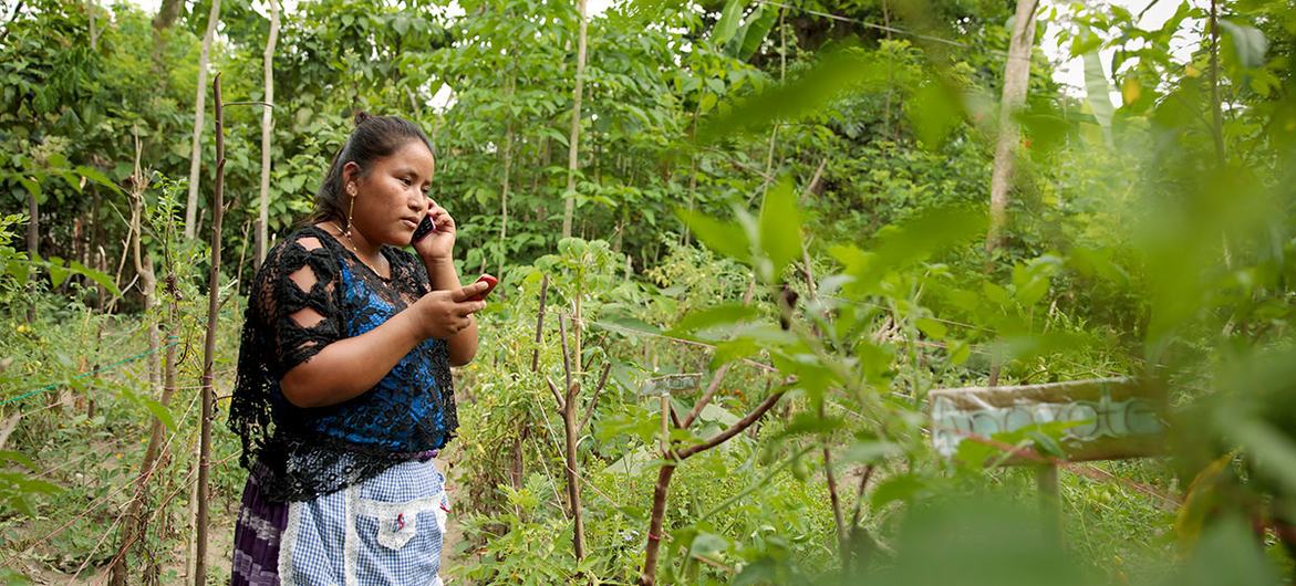 Una mujer guatemalteca trabaja haciendo uso de la tecnología móvil.