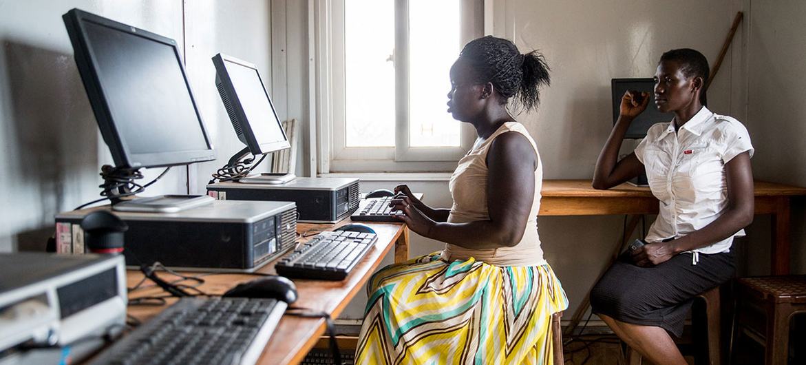 दक्षिण सूडान के जूबा में एक महिला, एक डिजिटल प्रशिक्षण में शिरकत करते हुए.