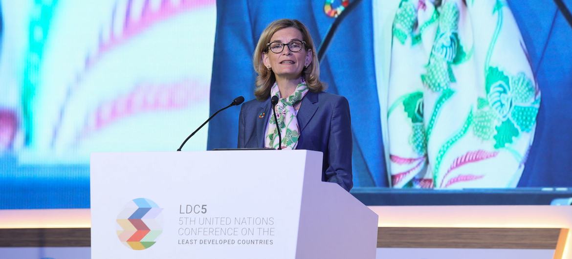 国际电联秘书长多琳·伯格丹-马丁在一场圆桌讨论会上发言。