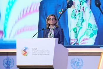 Doreen Bogdan-Martin, Katibu Mkuu wa Umoja wa Kimataifa wa Mawasiliano (ITU), akitoa hotuba muhimu wakati wa majadiliano ya pande zote katika Mkutano wa LDC5 huko Doha, Qatar.