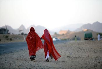 Deux femmes marchent le long d'une route à l'extérieur de Keren, une ville de la région d'Anseba en Érythrée.