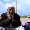 عبد الله قرموط يمسح دموعه خلال مقابلة مع أخبار الأمم المتحدة خلال رحلته من شمال غزة إلى الجنوب.