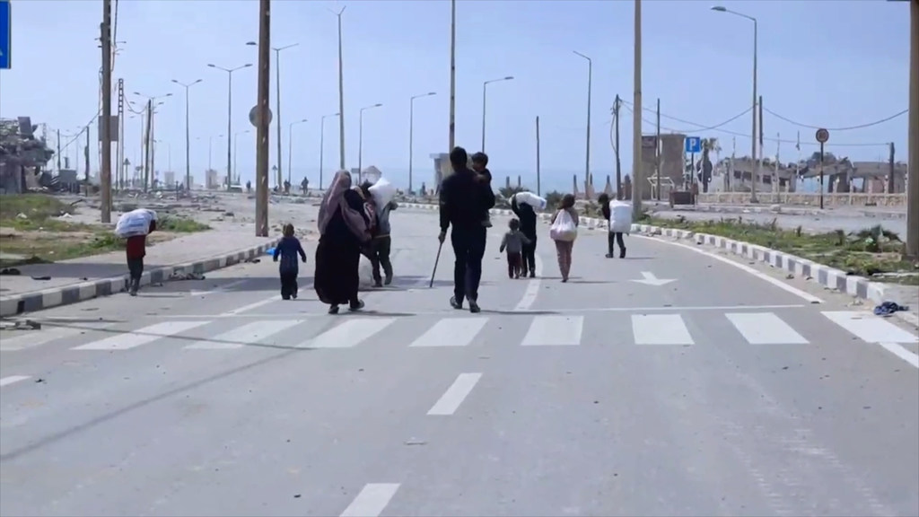 Une famille marchant dans la rue Al Rachid qui va du nord de Gaza vers le sud.