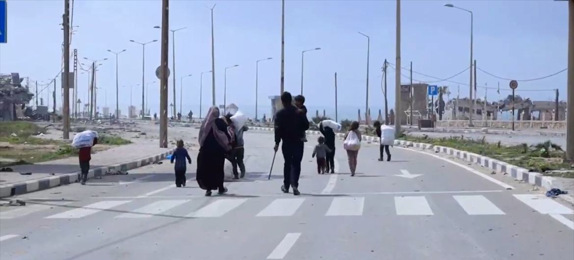 Une famille marchant dans la rue Al Rachid en allant du nord de Gaza vers le sud.