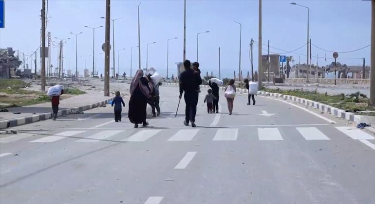 عائلة تسير في شارع الرشيد في طريقها من شمال غزة إلى الجنوب.