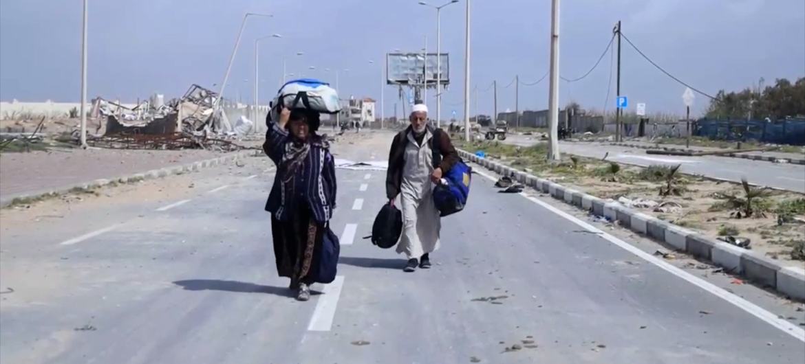 Abdullah et Aisha Qarmout marchant dans la rue Al Rachid alors qu'ils se dirigeaient du nord de Gaza vers le sud.