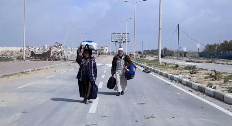 عبد الله وعائشة قرموط يسيران في شارع الرشيد في طريقهما من شمال غزة إلى الجنوب.