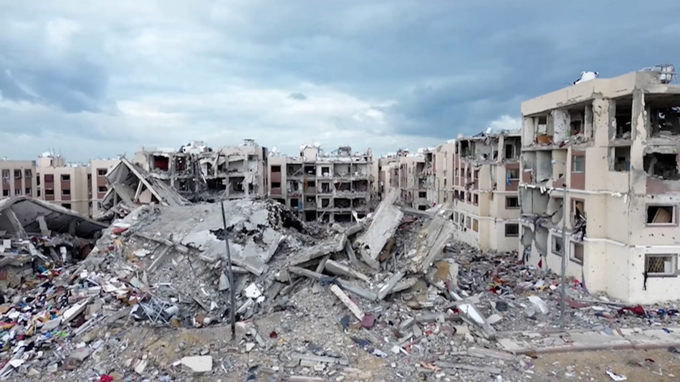 Una imagen tomada con un dron muestra edificios destruidos y escombros en Jabalia, al norte de Gaza, bajo un cielo nublado.