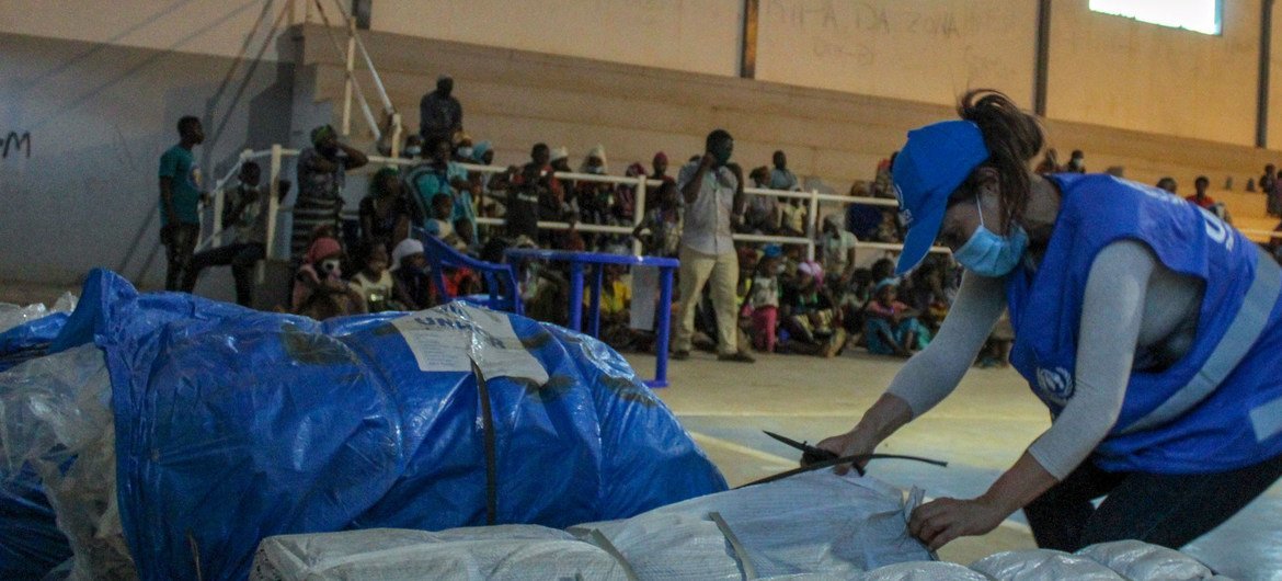 Famílias abrigadas em um centro esportivo em Pemba, Moçambique, depois de fugir do conflito