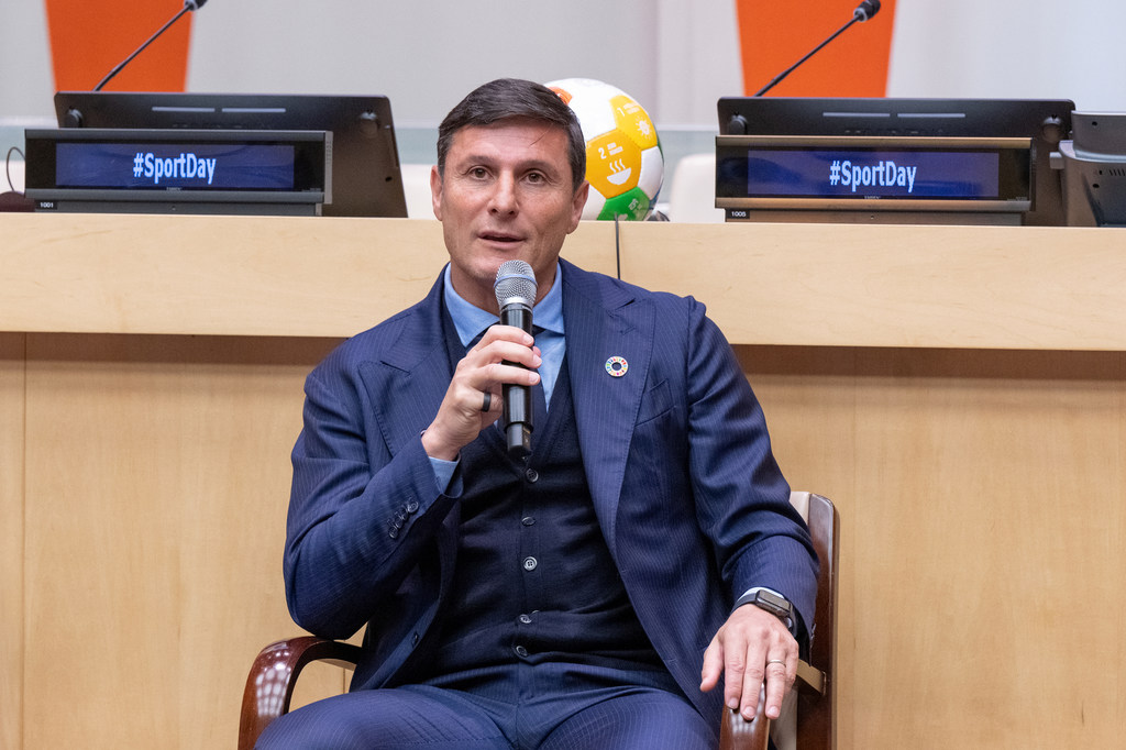 Mcheza kabumbu nguli, Javier Zanetti, ambaye sasa ni Makamu Rais wa klabu ya soka ya Inter Milan ya nchini Italia akizungumza kwenye mkutano huo.