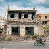 यमन में ताइज़ नगर की एक बस्ती का दृश्य, जहाँ युद्ध के दौरान भारी तबाही हुई है.