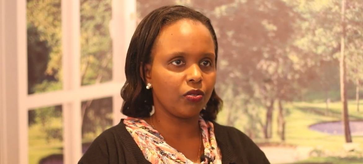 Nathalie Uwamaliya, manusura wa mauaji ya kimbari nchini Rwanda mwaka 1994, akizungumza na Afisa Habari wa Umoja wa Mataifa kwenye mji mkuu wa Rwanda, Kigali.