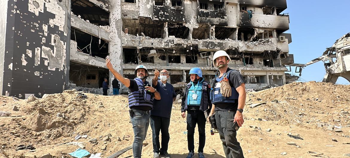 اقوام متحدہ کے اہلکار اسرائیلی قبضہ ختم ہونے کے بعد الشفاء ہسپتال میں ہونے والی تباہی کا جائزہ لے رہے ہیں۔