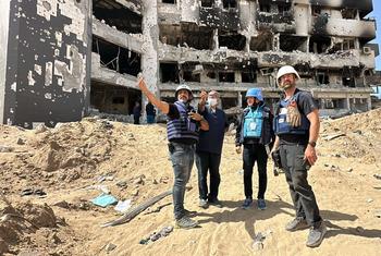 فريق أممي يقيم الدمار اللاحق بمستشفى الشفاء بمدينة غزة، بعد الحصار الإسرائيلي.