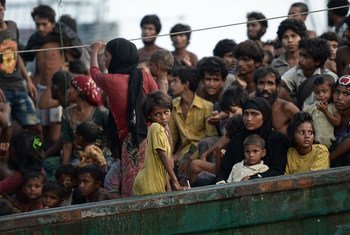 Des Rohingyas coincés sur le pont d'un bateau de passeurs abandonné dérivant dans la mer d'Andaman en 2015 (archive).