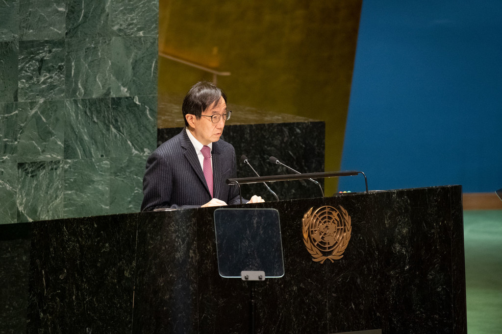 日本大使山崎和幸在联合国全体会议上发表讲话。