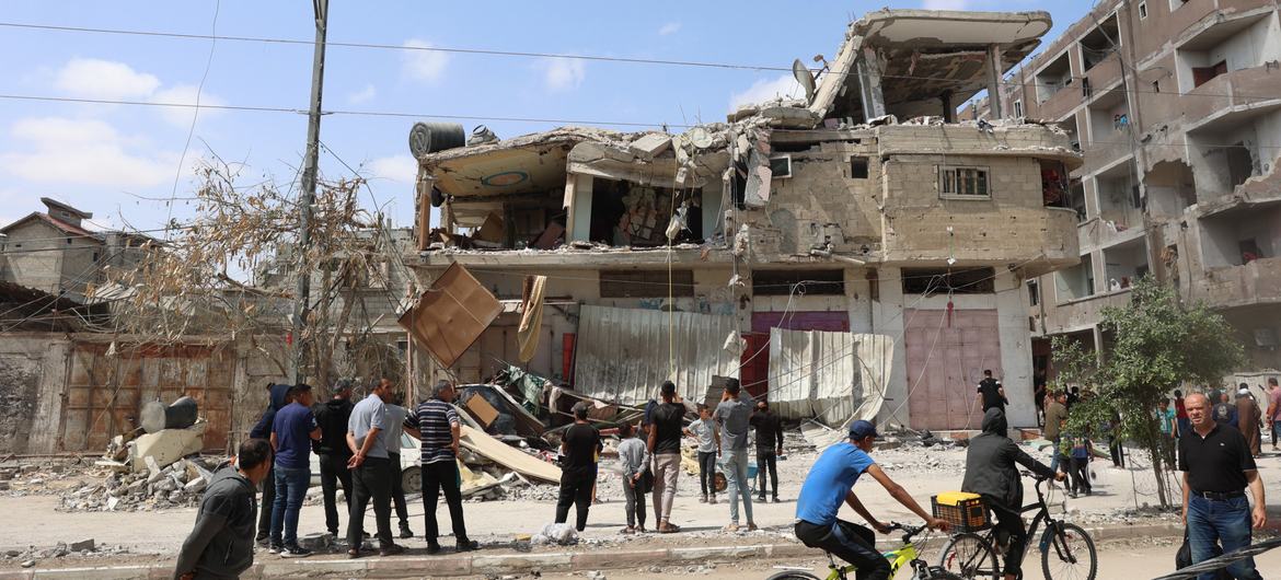 رفح کے محلے السلام میں تباہ حال عمارتیں۔