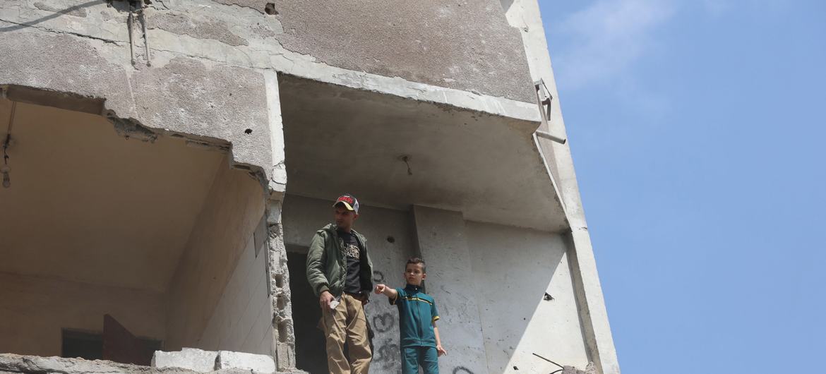 Un padre con su hijo en un edificio destruido del barrio de Al-Salam, en la ciudad de Rafah, al sur de la Franja de Gaza.