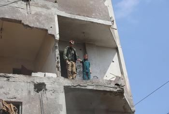 A father with his son in a destroyed building in the Al-Salam neighborhood in the city of Rafah, south of the Gaza Strip