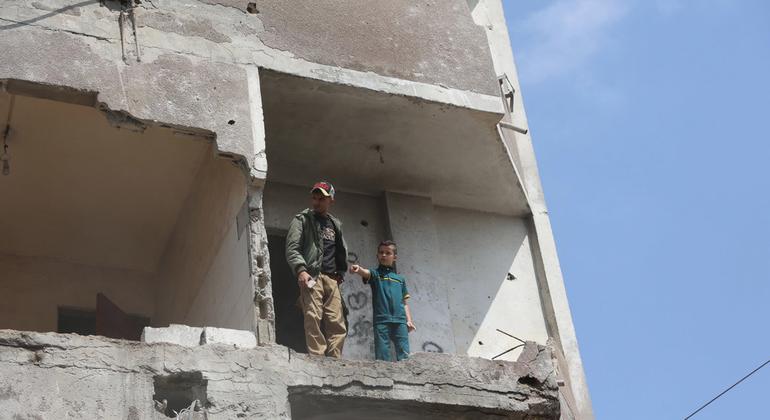 Un padre con su hijo en un edificio destruido del barrio de Al-Salam, en la ciudad de Rafah, al sur de la Franja de Gaza.