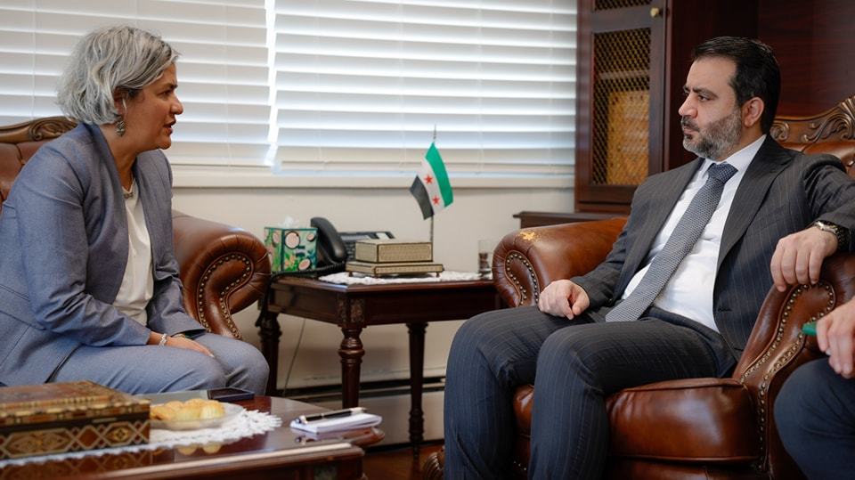 Carla Quintana avec le ministre des affaires étrangères du gouvernement syrien de transition, Asaad al-Shaibani.