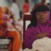Hija Halfani, mama nchini Tanzania, anamshikilia mtoto wake mchanga huku akisubiri chanjo katika kituo cha afya.