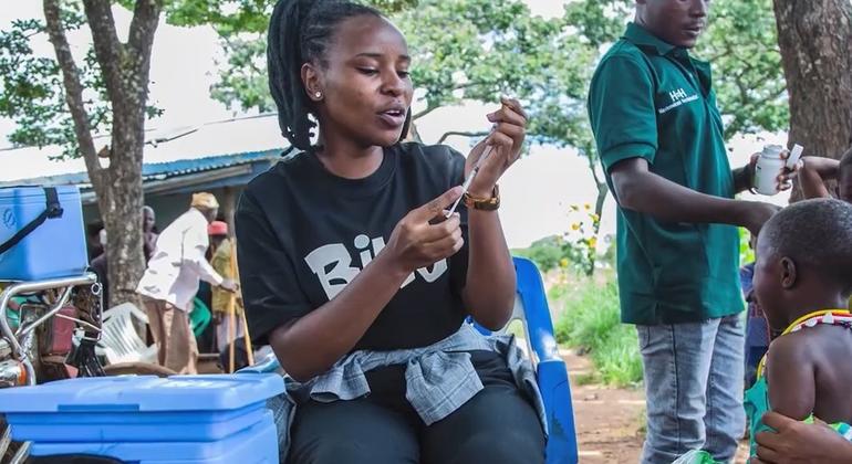 Mhudumu wa afya nchini Tanzania akijitayarisha kupatia chanjo mtoto wakati wa kampeni ya chanjo.