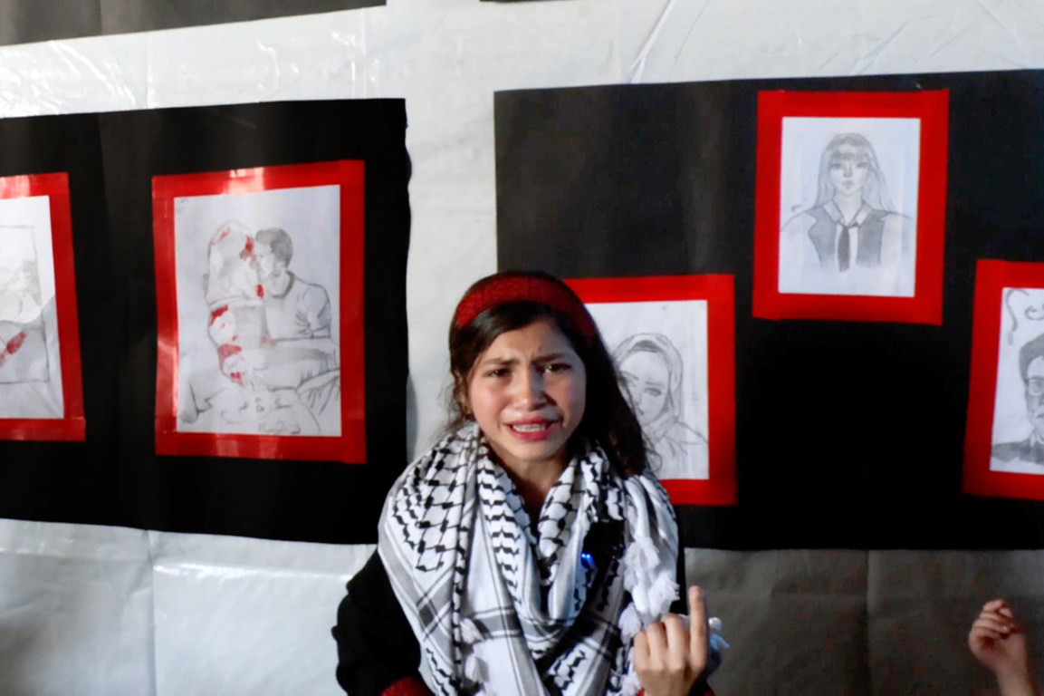 الطفلة الفلسطينية فاطمة الزعانين تتحدث عن رسوماتها في معرض فني نظمته وكالة الأونروا في إطار الدعم النفسي والاجتماعي الذي تقدمه للأطفال واليافعين في غزة.