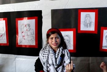 الطفلة الفلسطينية فاطمة الزعانين تتحدث عن رسوماتها في معرض فني نظمته وكالة الأونروا في إطار الدعم النفسي والاجتماعي الذي تقدمه للأطفال واليافعين في غزة.