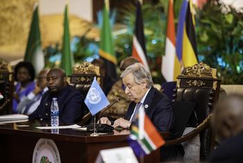 यूएन महासचिव एंतोनियो गुटेरेश, काँगो लोकतांत्रिक गणराज्य (DRC) उस क्षेत्र में शान्ति व सुरक्षा पर फ़्रेमवर्क की उच्चस्तरीय बैठक में शिरकत करते हुए. (6 मई 2023)