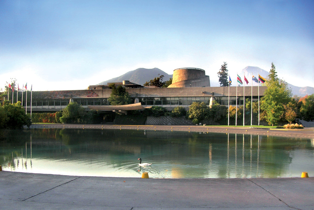 Exterior del edificio de la sede de la Comisión Económica para América Latina (CEPAL) en Santiago de Chile, Chile. .